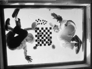 Duchamp and Dalí playing chess during filming for A Soft Self-Portrait, 1966 (photograph, 21×31 cm). Photo by Robert Descharnes and Paul Averty. ©Descharnes & Descharnes sarl 2016. Archivo Fotografico Pere Vehi, Cadaques